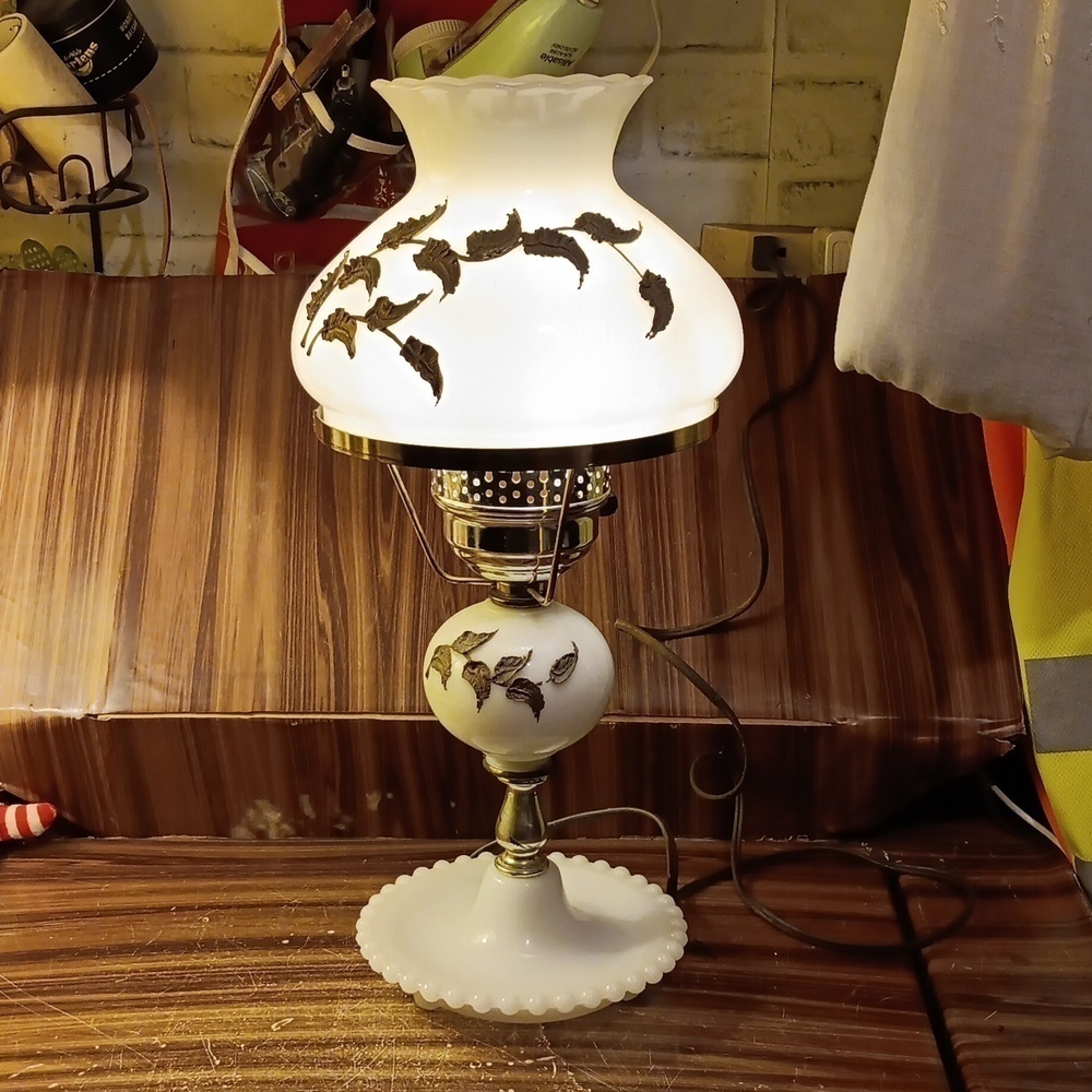 Vintage mcm hurricane parlor Gone with the Wind milk glass lamp